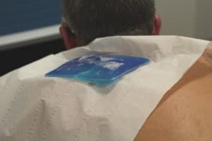 bolsa de hielo en el tatuaje después del tratamiento con láser